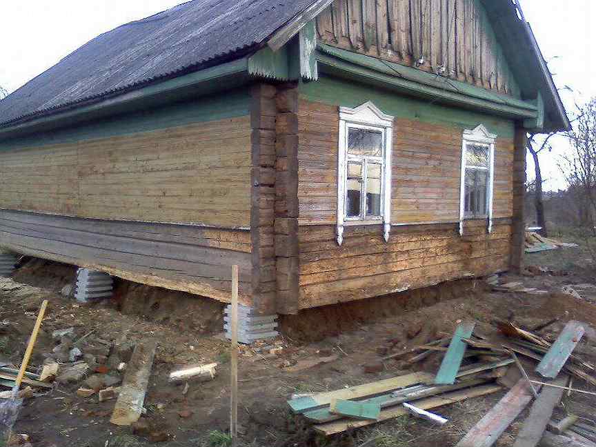 Старые поды. Старый деревянный дом. Реконструкция старого деревянного дома. Отремонтировать фундамент деревянного дома. Фундамент под старый деревянный дом.
