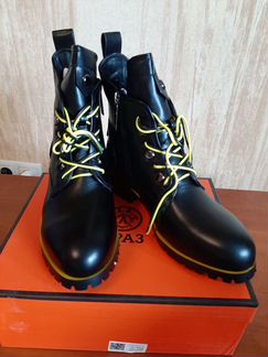 Ботинки с контрастными шнурками