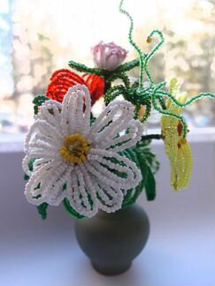 Сувенир - букет цветов из бисера в вазочке