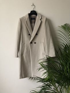 Шерстяное пальто бежевого цвета