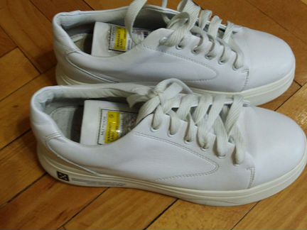 Кроссовки женские